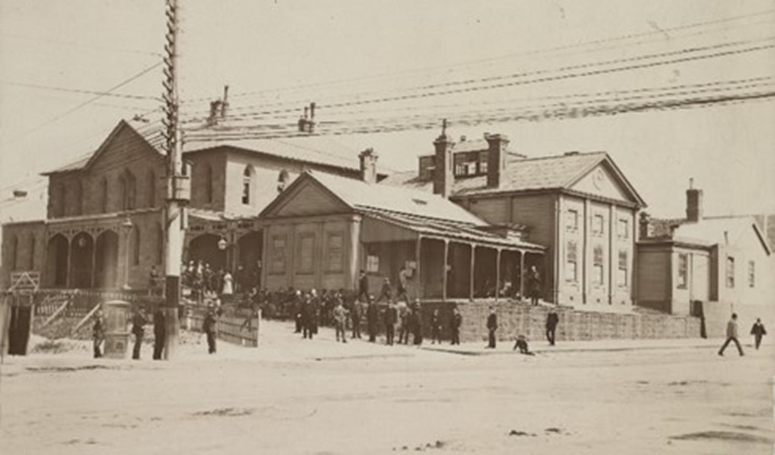 Old courthouse at corner of La Trobe and Russell Streets, 1900